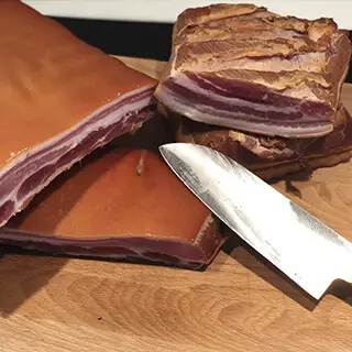hjemmelavet bacon - opskrift på hjemmerøget bacon