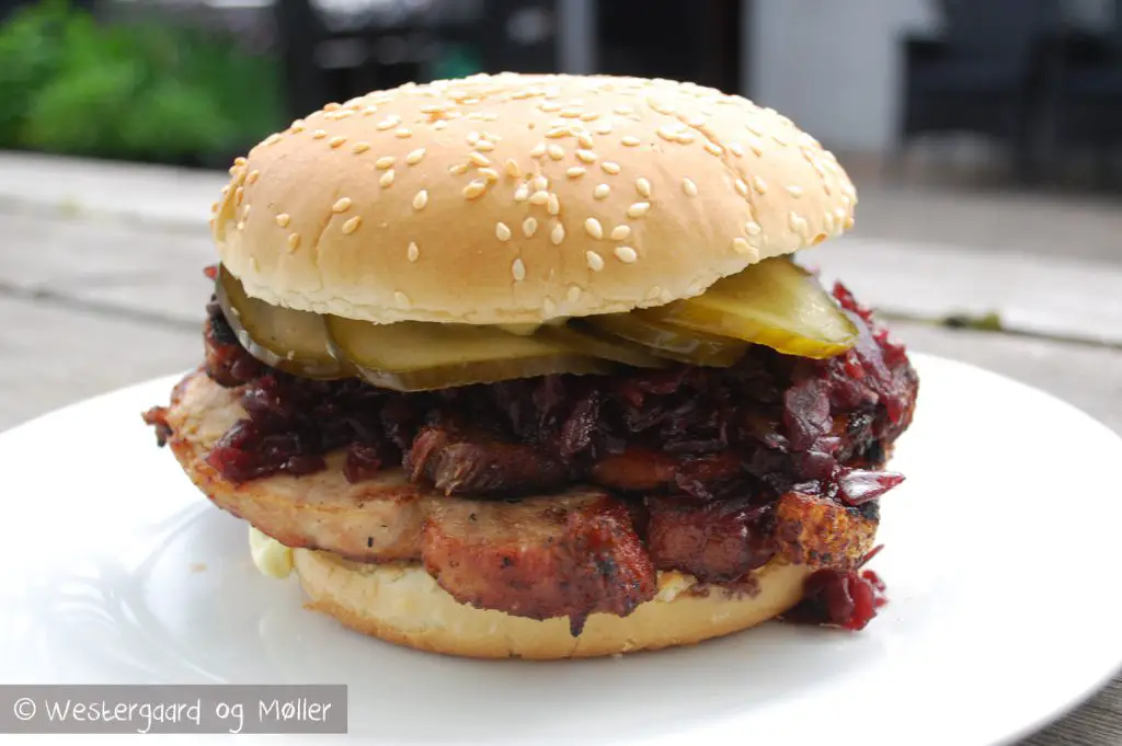 Hjemmelavet flæskestegssandwich - Nem opskrift på burger med flæskesteg og rødkål