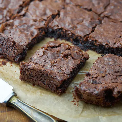 Brownie opskrift - Nem opskrift på verdens bedste brownie uden nødder med masser af smag af kakao. Perfekt som dessert sammen med is