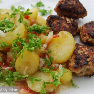 Tysk kartoffelsalat - Nem opskrift på lækker lun kartoffelsalat med bacon