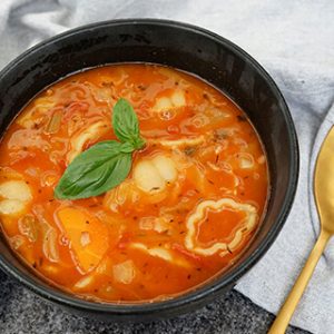 Suppe fra Toscana - opskrift på nem italiensk minestronesuppe med tomat og pasta