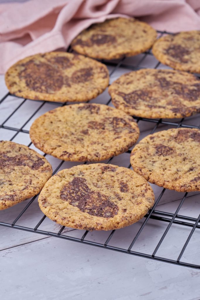 rist med hjemmebagte cookies med chokolade.