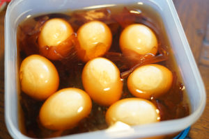 Æg der er lagt i saltlagen med løgskaller.