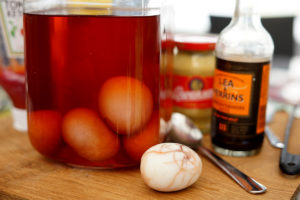 solæg med tilbehør klar til servering.