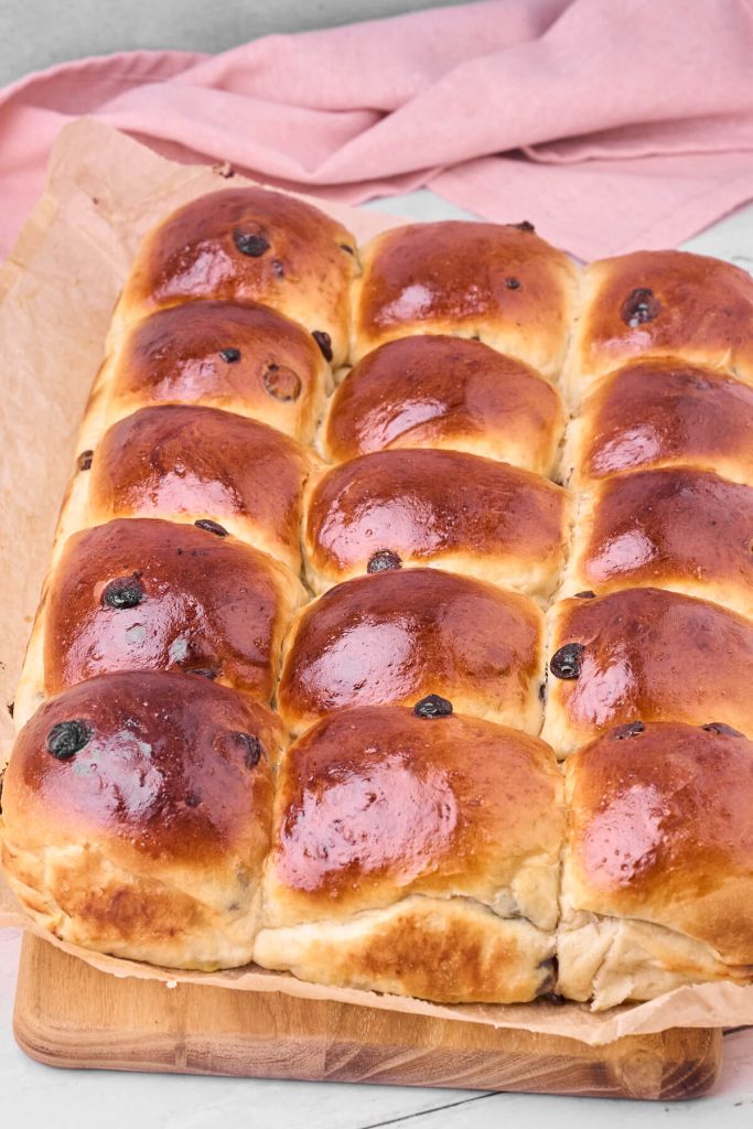 plade af chokoladeboller der lige er kommet ud af ovnen.