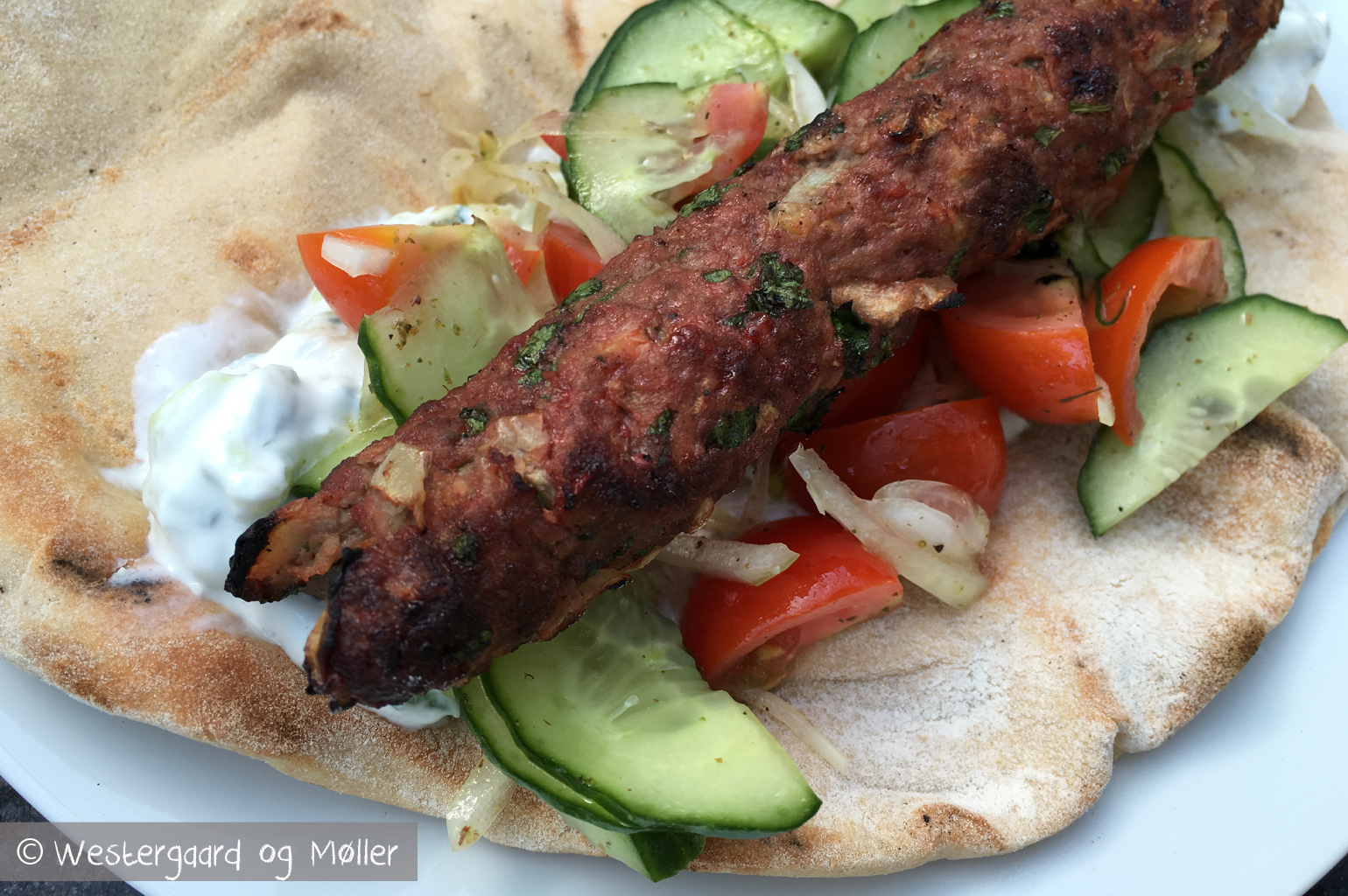 Fladbrød med fyld af hjemmelavet kebab.