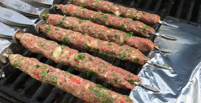 Lækre kebabspyd af hakket oksekød lavet på grillen