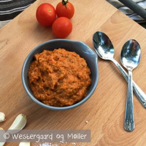 Tomatpesto - Opskrift på nem pesto med friske eller tørrede tomater