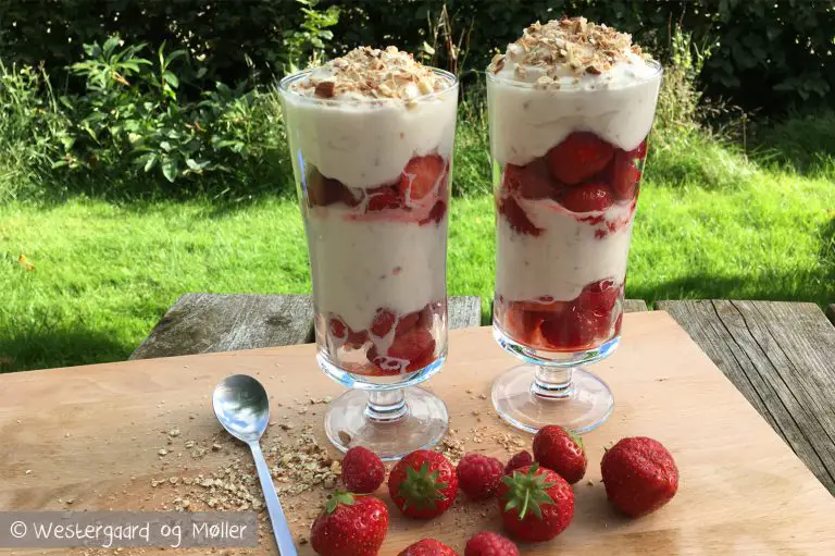 Sommerdessert med friske jordbær og hindbær serveret i høje glas