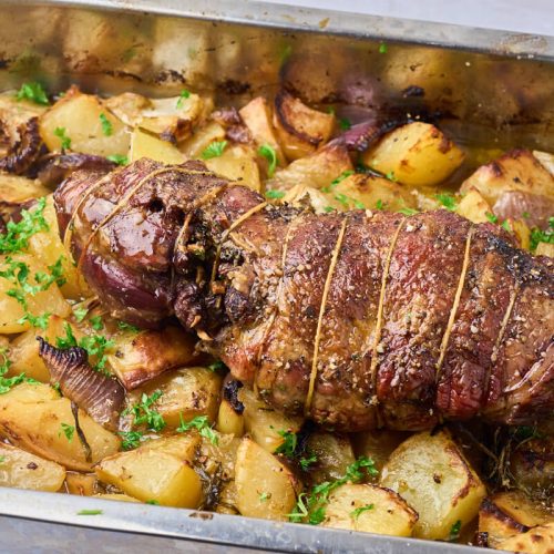 langtidsstegt lammebov i ovn med kartofler, løg, fennikel og persille.