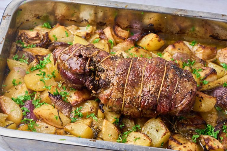 langtidsstegt lammebov i ovn med kartofler, løg, fennikel og persille.