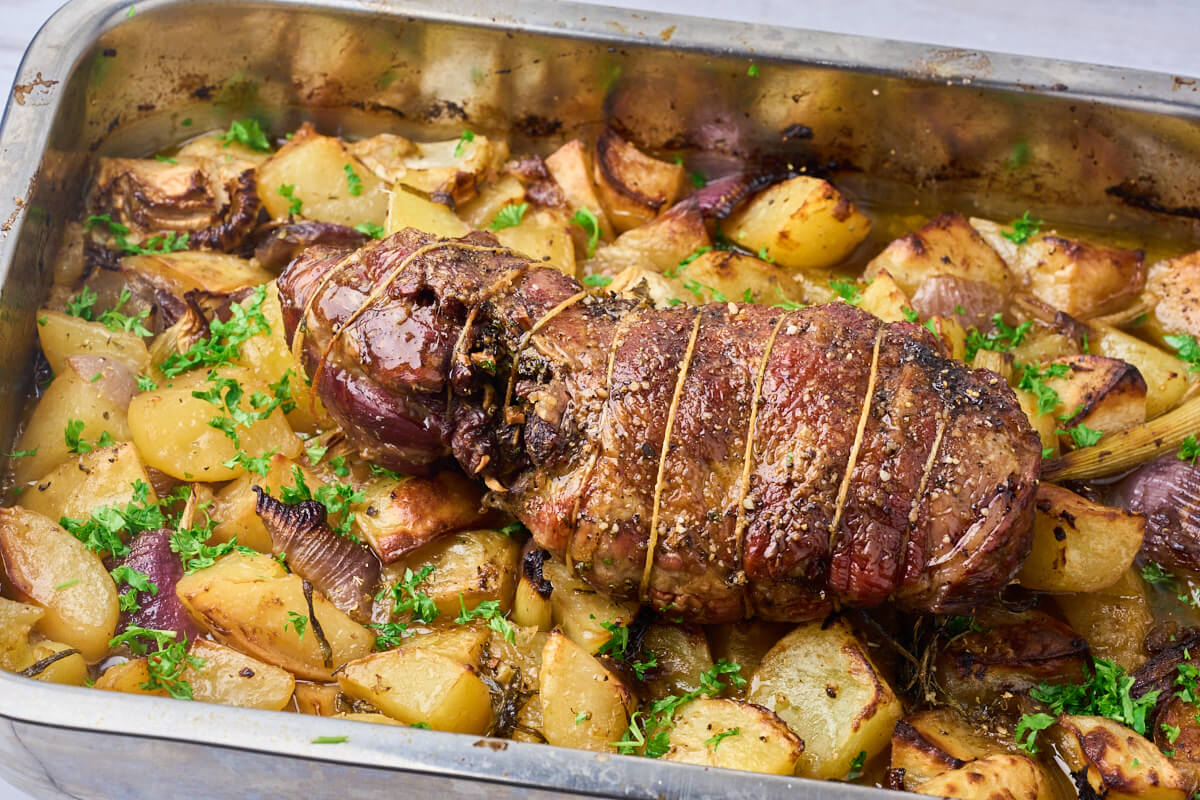 langtidsstegt lammebov i ovn med kartofler, løg, fennikel og persille.