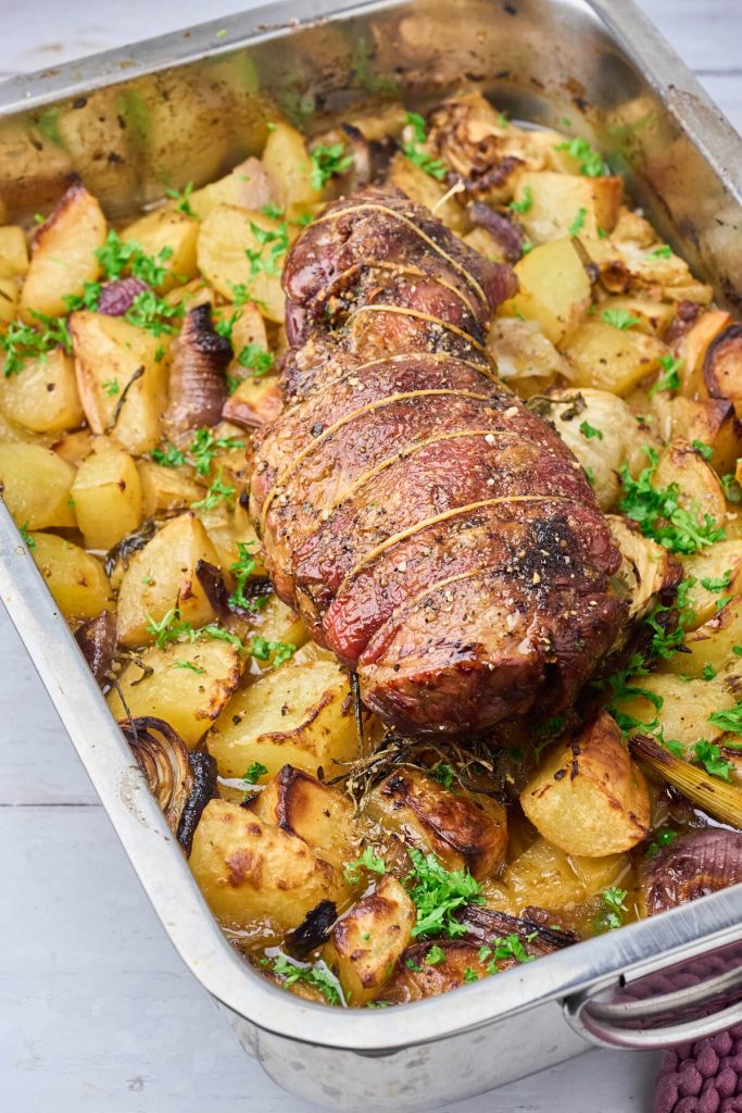 langtidsstegt lammebov i ovn med kartofler, rødløg og fennikel.