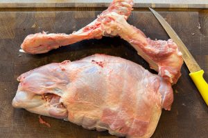 knoglen skåret ud af en lammebov (udbenet lammebov).