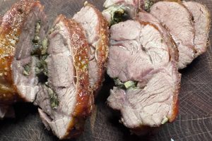 lammebov skåret i skiver.