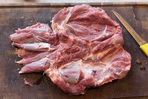 Udbenet lammebov klar til at blive fyldt.