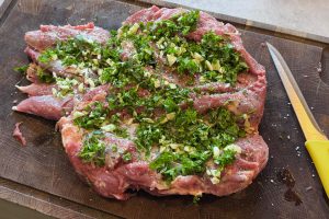 fyld inden i udbenet lammebov.