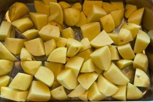 bagekartofler skåret ud i fadet.