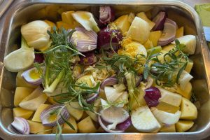 grøntsager og krydderurter i fadet.