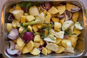 grøntsager og krydderurter vendt godt sammen i fadet.