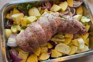 lammebov på bund af grønt klar til at komme i ovnen.