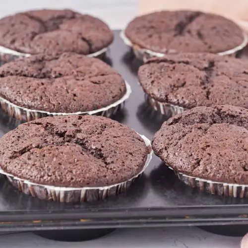 chokolademuffins med chokoladestykker i muffinsforme.