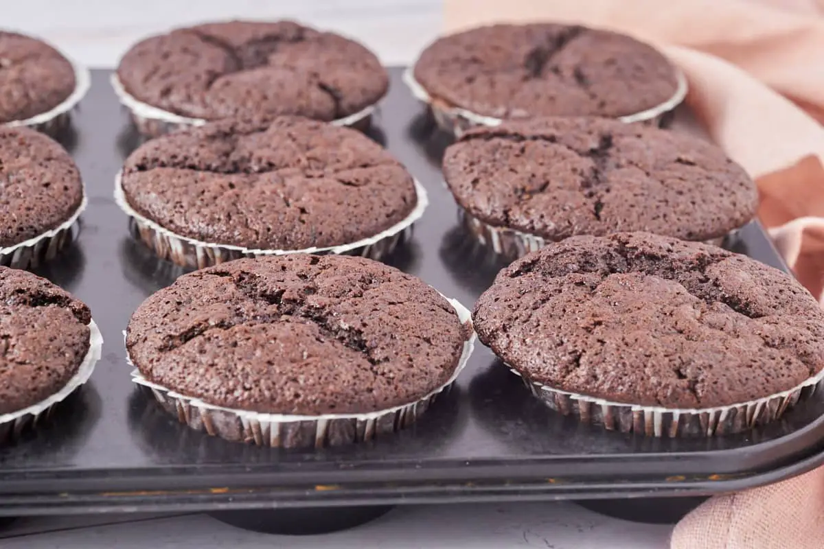 chokolademuffins med chokoladestykker i muffinsforme.