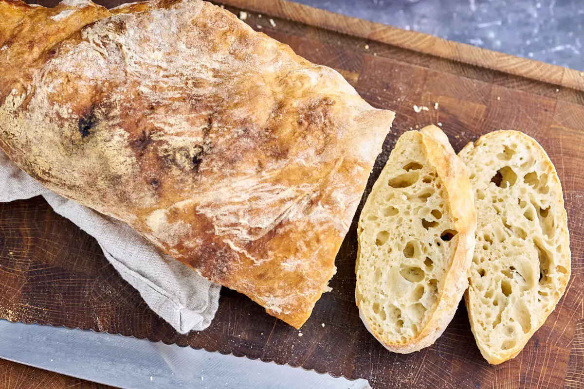 hjemmelavet ciabatta-brød med store huller til tapas