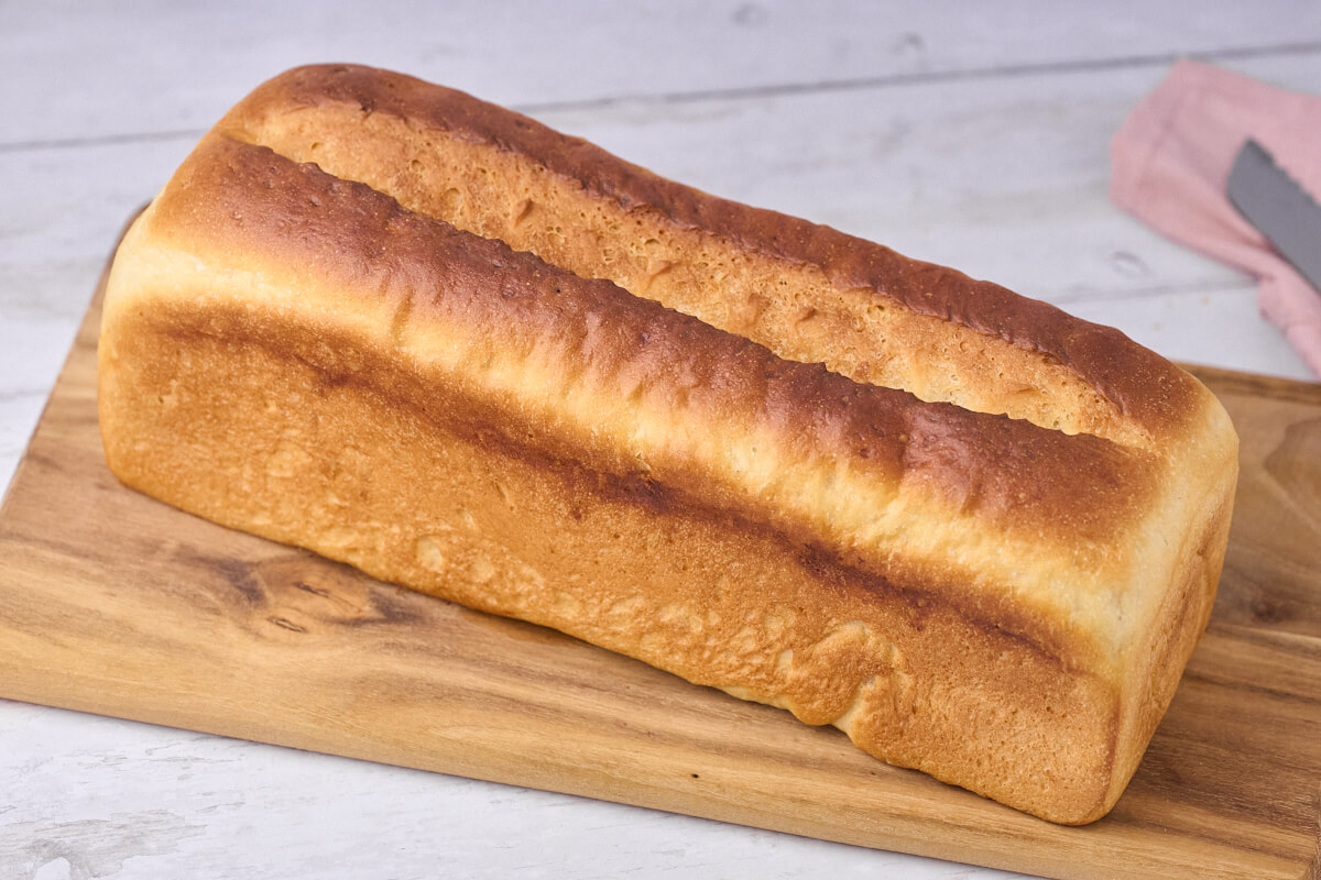 færdigt formbrød der køler ned.
