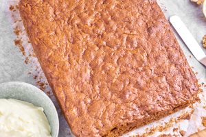 gulerodskage der køler ned inden der skal ostecreme på.