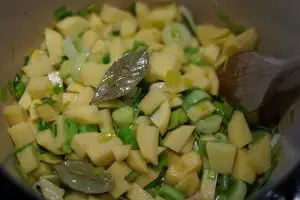 Dejlig opskrift på kartoffel porre suppe med sprøde bacontern. Skøn hverdagsmad for hele familien