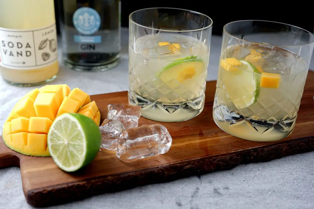 Gin hass - Opskrift på den populære cocktail gin hass, som består af gin med mangosirup, lime og lemonsodavand