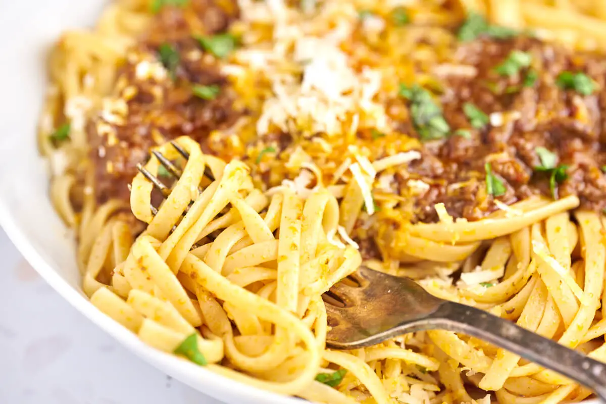 spaghetti bolognese med linguine og grana padano