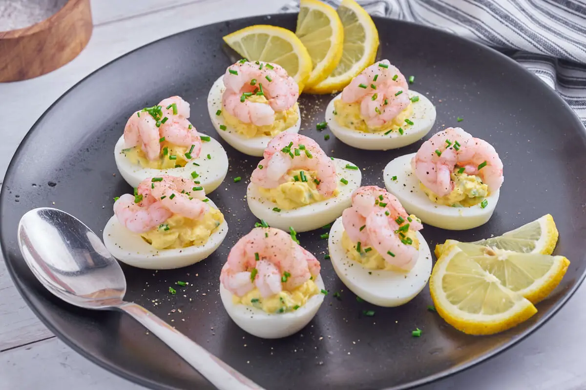 fyldte æg med mayonnaise og rejer