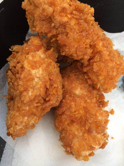Hjemmelavede nuggets - opskrift på sprøde kyllingenuggets med cornflakes