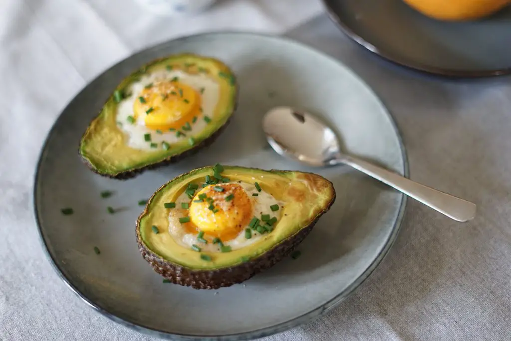 Opskrift på Bagt avocado med æg - en dejlig morgenmad, brunch eller eftermiddagssnack