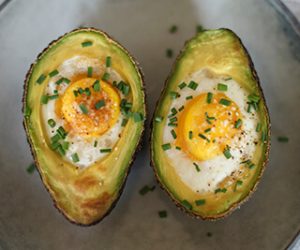 Bagt avocado med æg