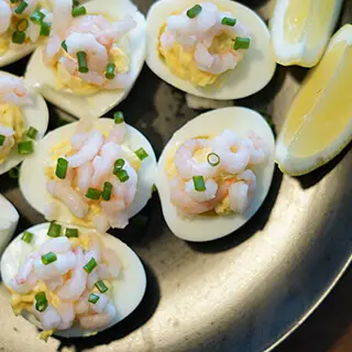 opskrift på fyldte æg med rejer - den perfekte ret til påskefrokost
