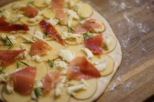 opskrift på kartoffelpizza med rosmarin og lufttørret skinke.