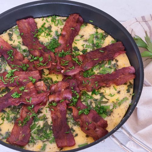 æggekage med asparges og løvstikke med bacon på toppen.