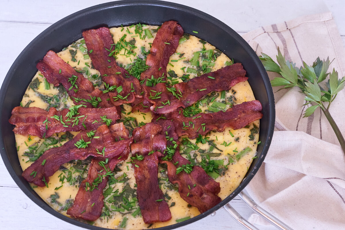 æggekage med asparges og løvstikke med bacon på toppen.