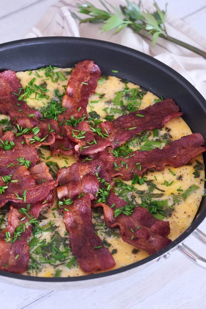forårsæggekage med grønne asparges, løvstikke og bacon.