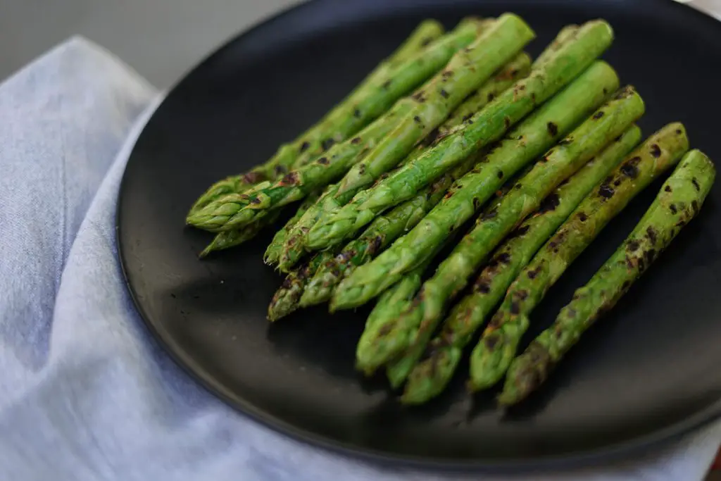 opskrift på grillede grønne asparges - det perfekte tilbehør til grillekylling eller en bøf på grillen 