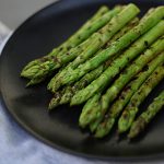 opskrift på grillede grønne asparges - det perfekte tilbehør til grillekylling eller en bøf på grillen