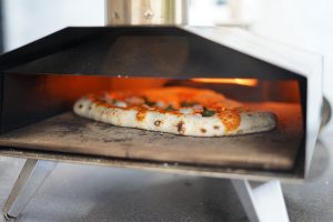 pizza bagt i pizzaovn.