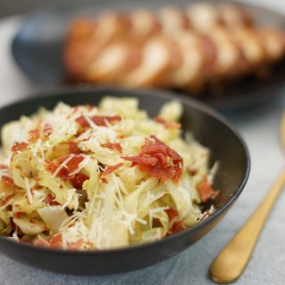Ristet spidskål med jamonskinke og parmesan.