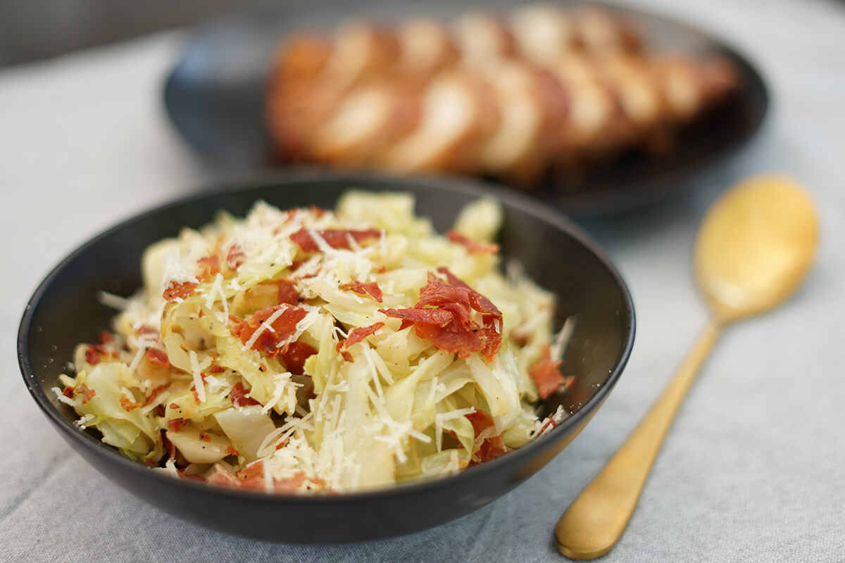 Ristet spidskål med jamonskinke og parmesan.