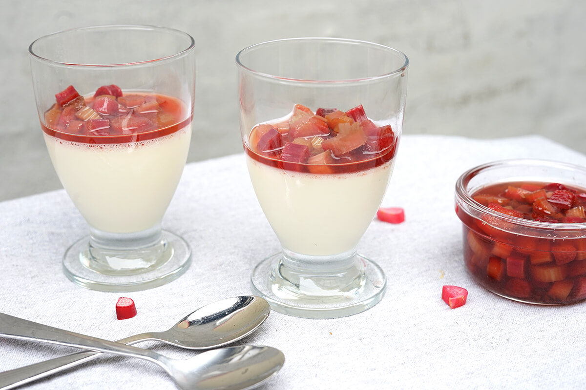Panna cotta med rabarber Opskrift på italiensk dessert med rabarber