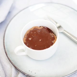 Kanelkage i kop med kaffeglasur.
