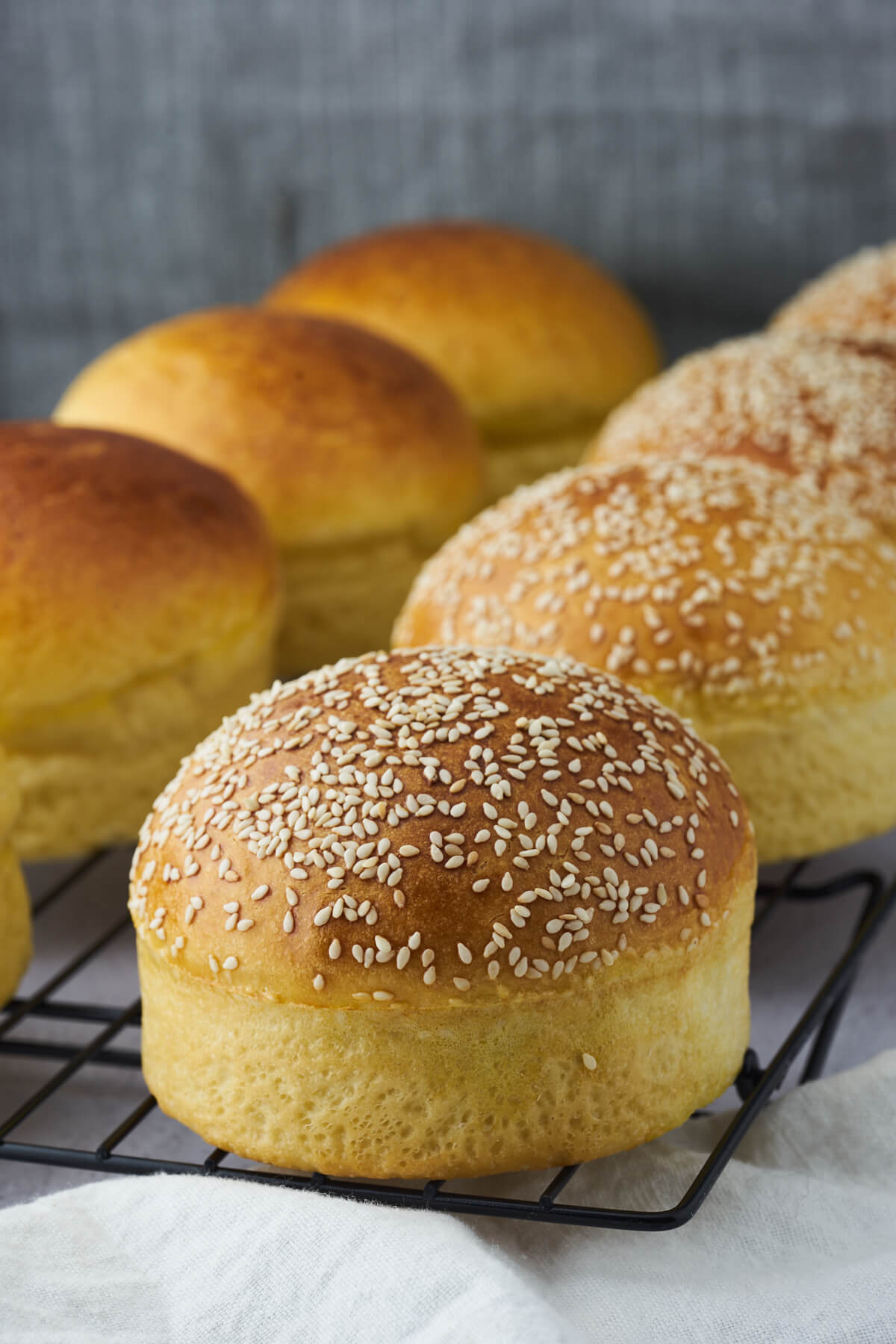 Hjemmelavede burgerboller med og uden sesam.